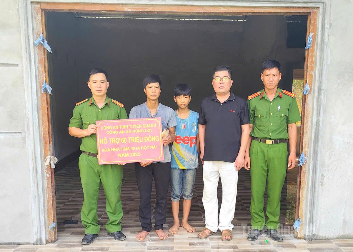 Công an xã Hùng Lợi bàn giao kinh phí hỗ trợ xóa nhà tạm cho gia đình anh Lý Văn Bình, thôn Yểng.