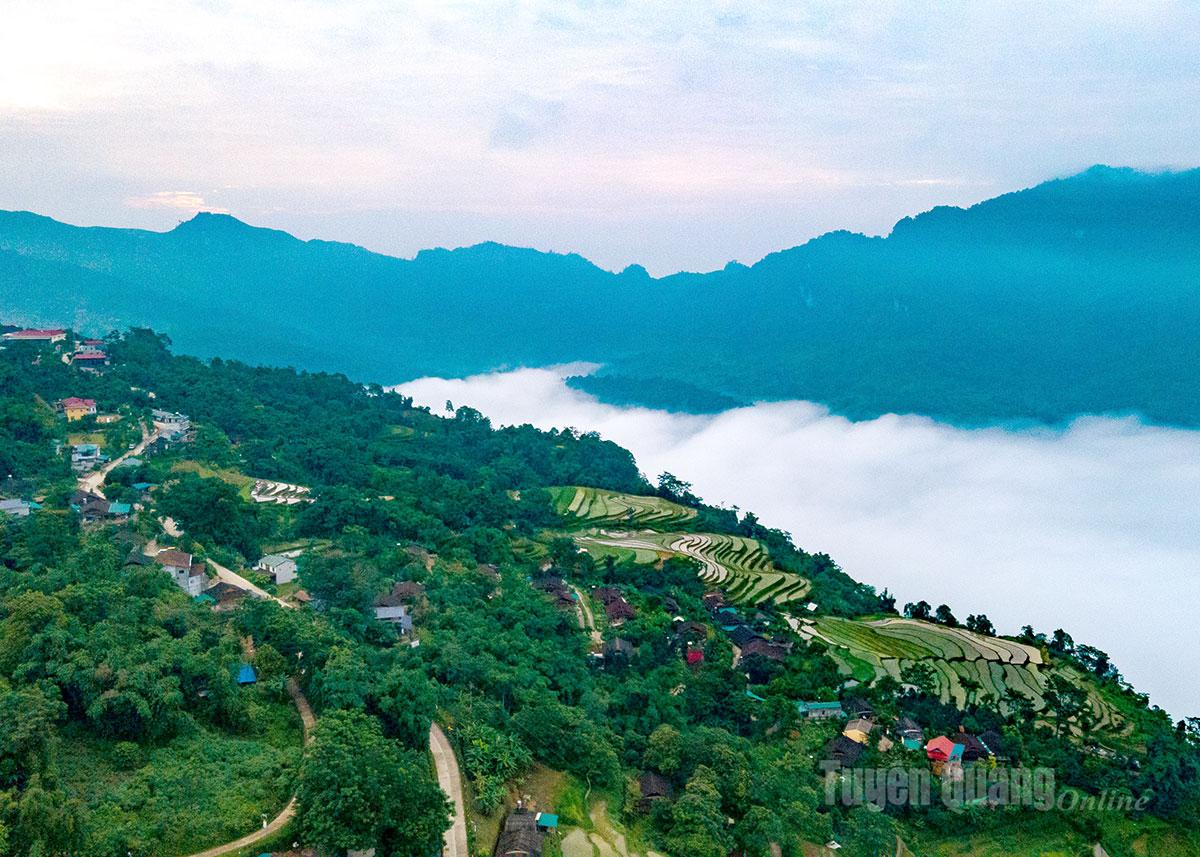 Từ sáng sớm, Hồng Thái chìm đắm trong biển mây bồng bềnh bên sườn núi.