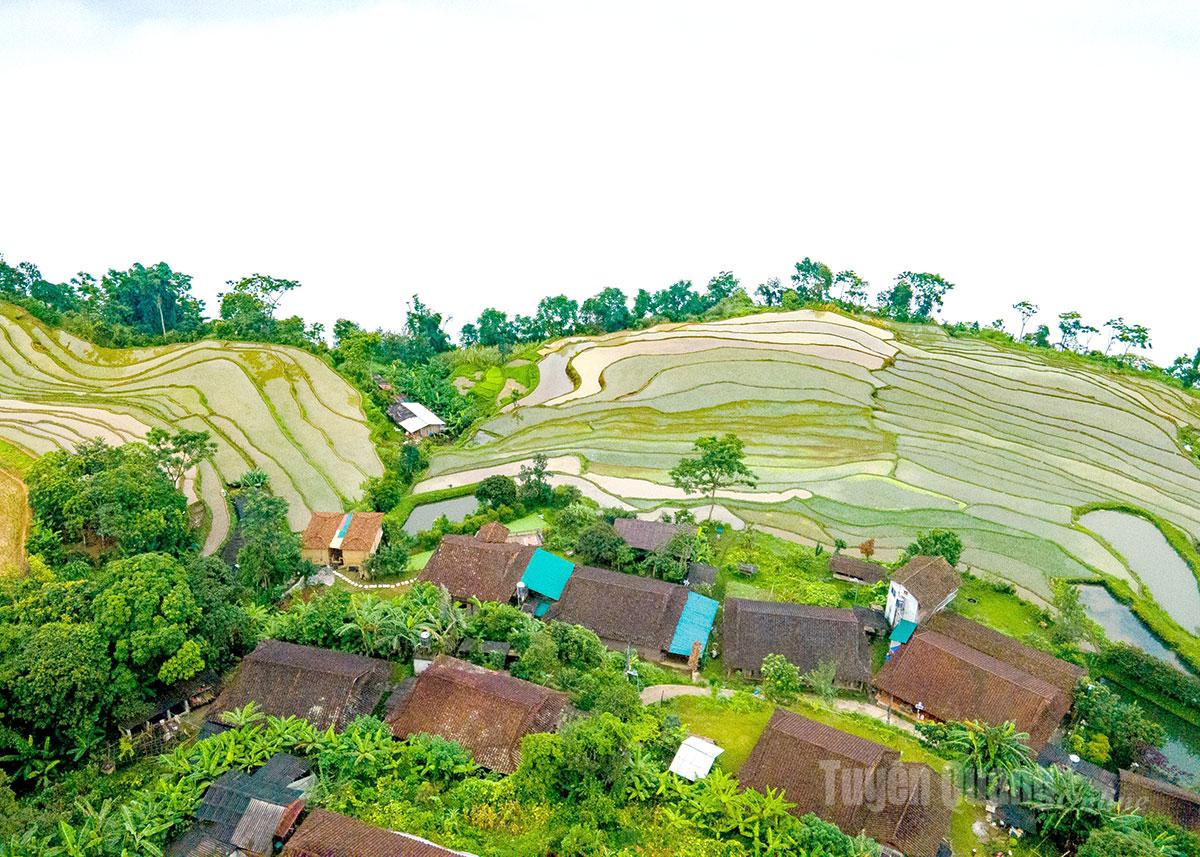 Thấp thoáng những mái nhà bình yên hoà vào mây núi.