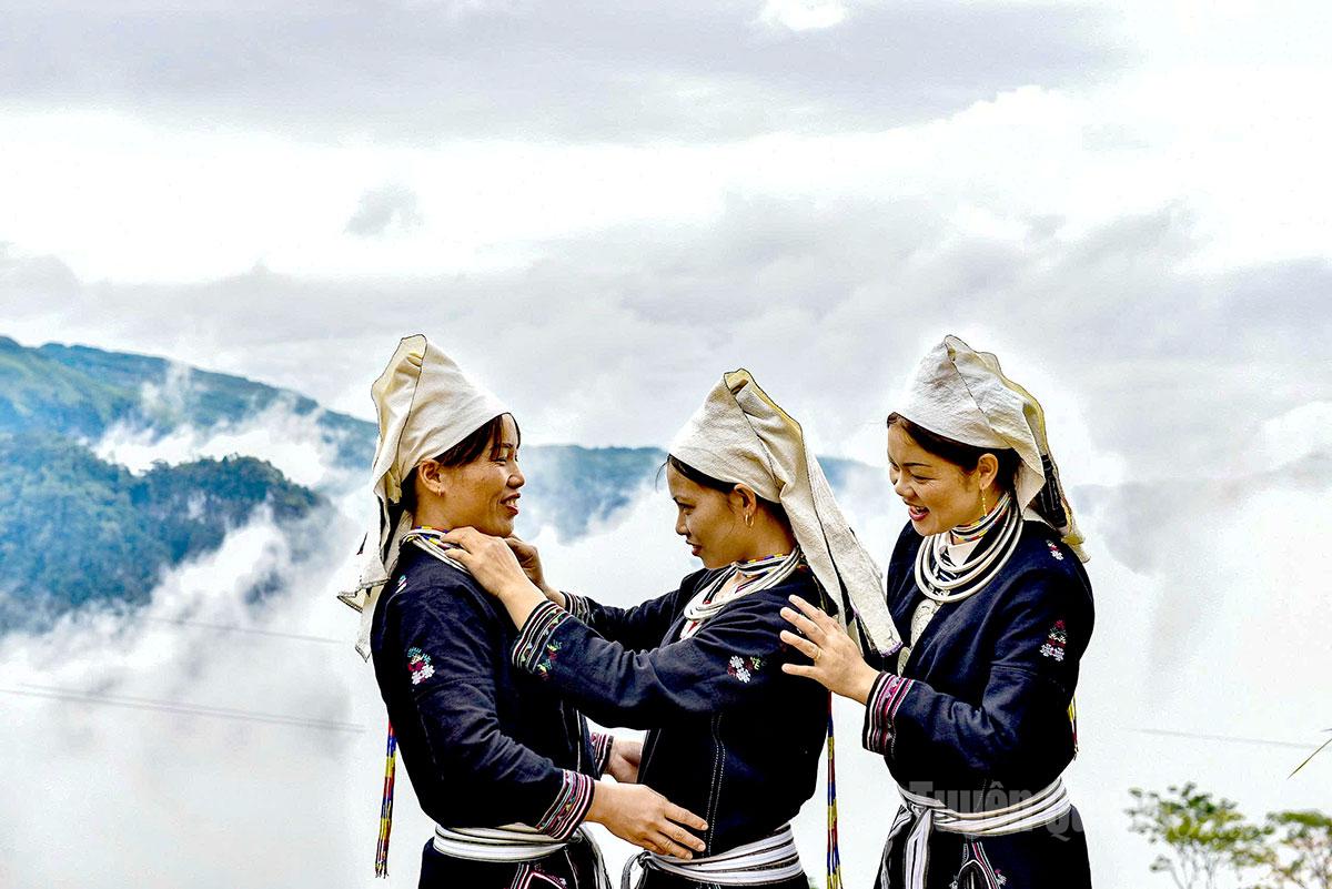 Không gian thơ mộng của biển mây tạo điểm nhấn thu hút khách du lịch.