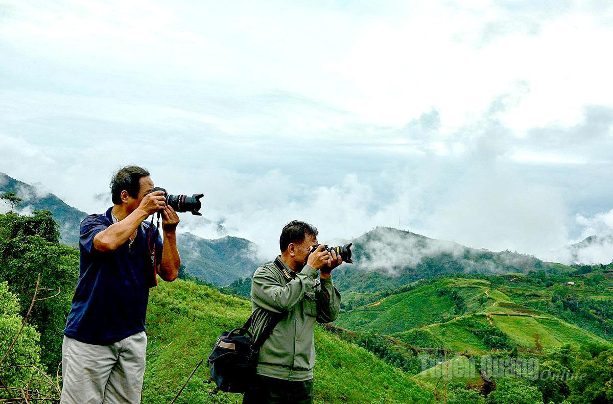 Photographers capture the breathtaking sea of clouds in Hong Thai.