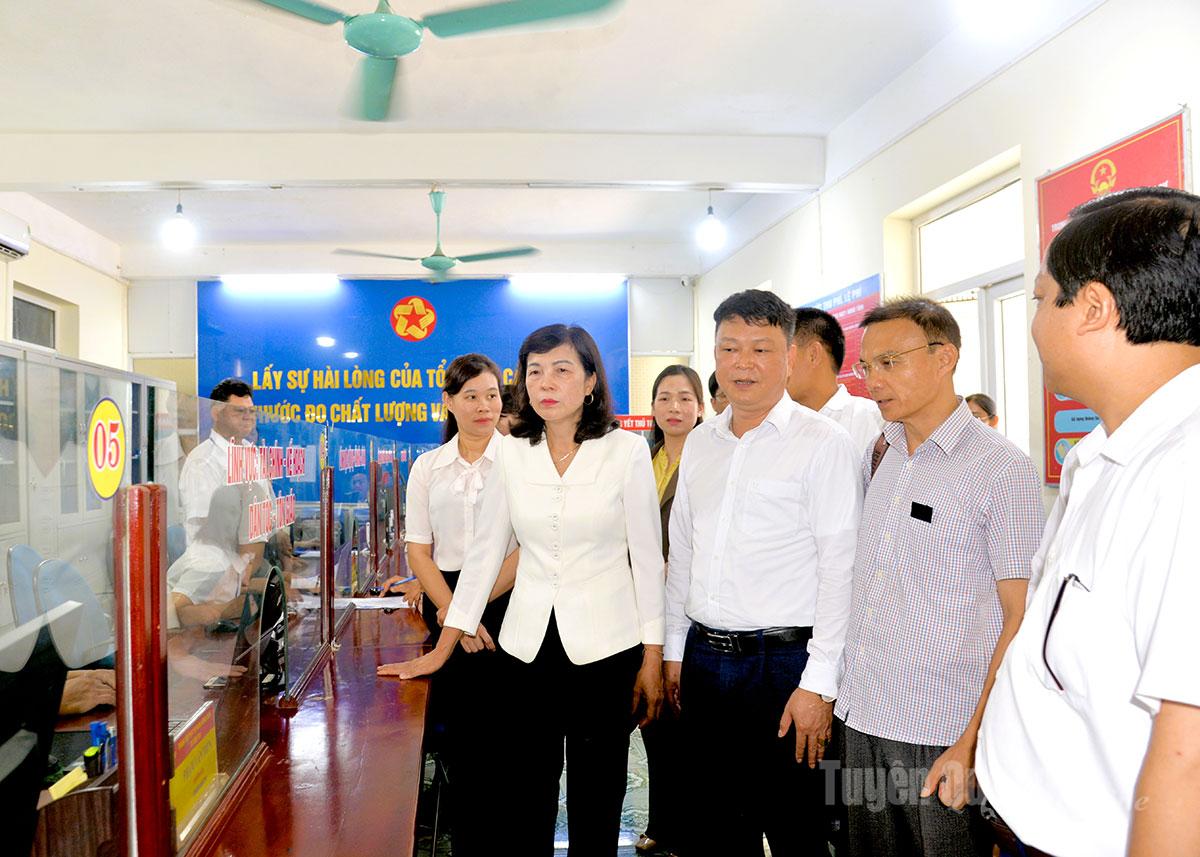 Đồng chí Phạm Thị Minh Xuân, Ủy viên Ban Thường vụ Tỉnh ủy, Phó Chủ tịch HĐND dân tỉnh kiểm tra Trung tâm phục vụ hành chính công xã Vĩnh Tuy.