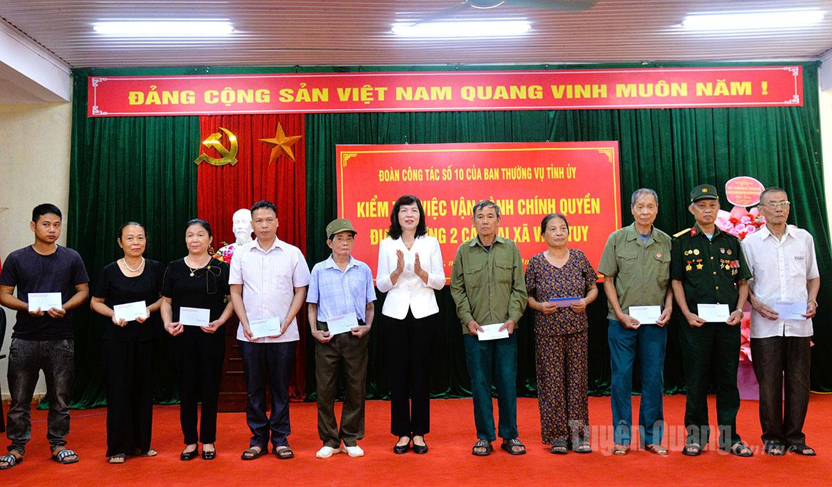 Phó Chủ tịch HĐND tỉnh Phạm Thị Minh Xuân tặng quà các cựu chiến binh xã Vĩnh Tuy.