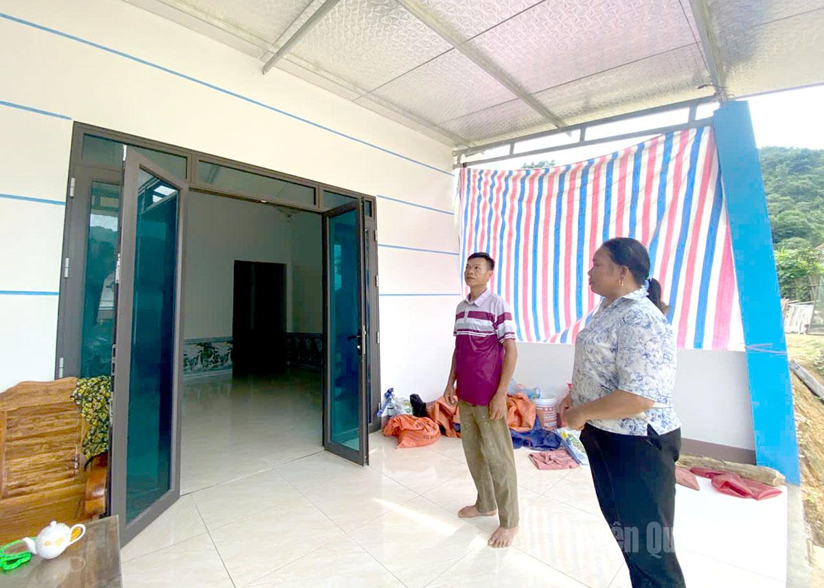 Gia đình anh Ma Văn Để được Chi bộ vận động di dời về nơi ở mới an toàn, ổn định cuộc sống.
