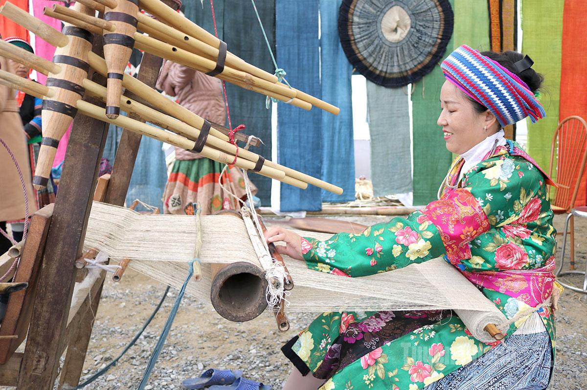 Phụ nữ dân tộc Mông dệt vải lanh truyền thống.