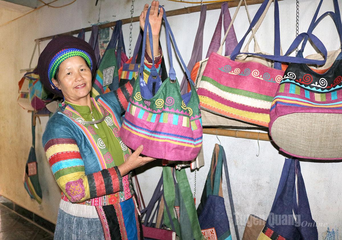 Bà Vàng Thị Mai giới thiệu sản phẩm của Hợp tác xã
Vải lanh Lùng Tám.