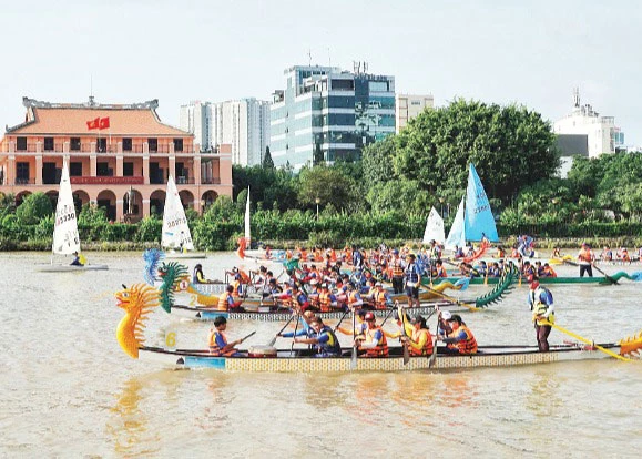 Hoạt động thể thao dưới nước tại Lễ hội sông nước Thành phố Hồ Chí Minh lần 1.