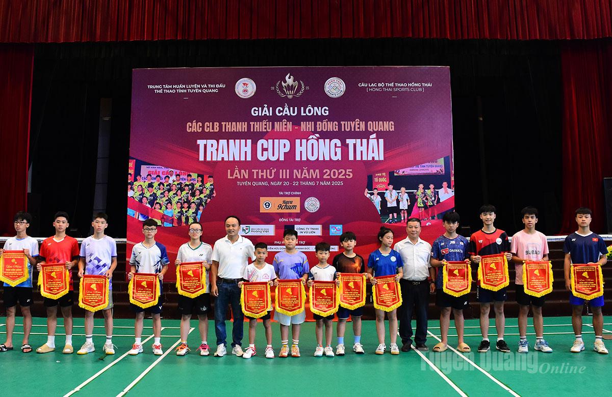 Một trận đấu khai mạc tại giải.