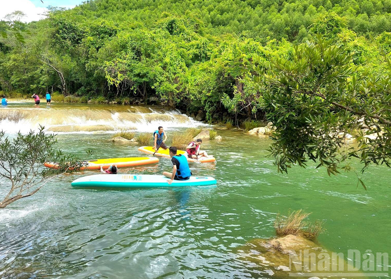 Quảng Bình (cũ) nay là Quảng Trị có rất nhiều dòng suối hoang sơ, trong vắt và mát lành, đang là điểm đến hấp dẫn cho du khách trong hè này.