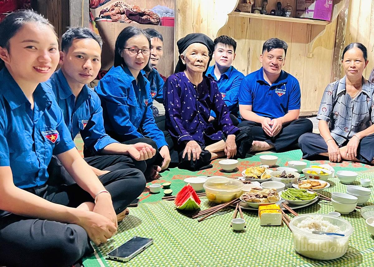 Đoàn xã Thanh Thuỷ tổ chức hỗ trợ dọn dẹp nhà cửa, tặng quà và tổ chức bữa cơm nghĩa tình cùng mẹ liệt sĩ Lý Thị Xoa, thôn Nà Toong.