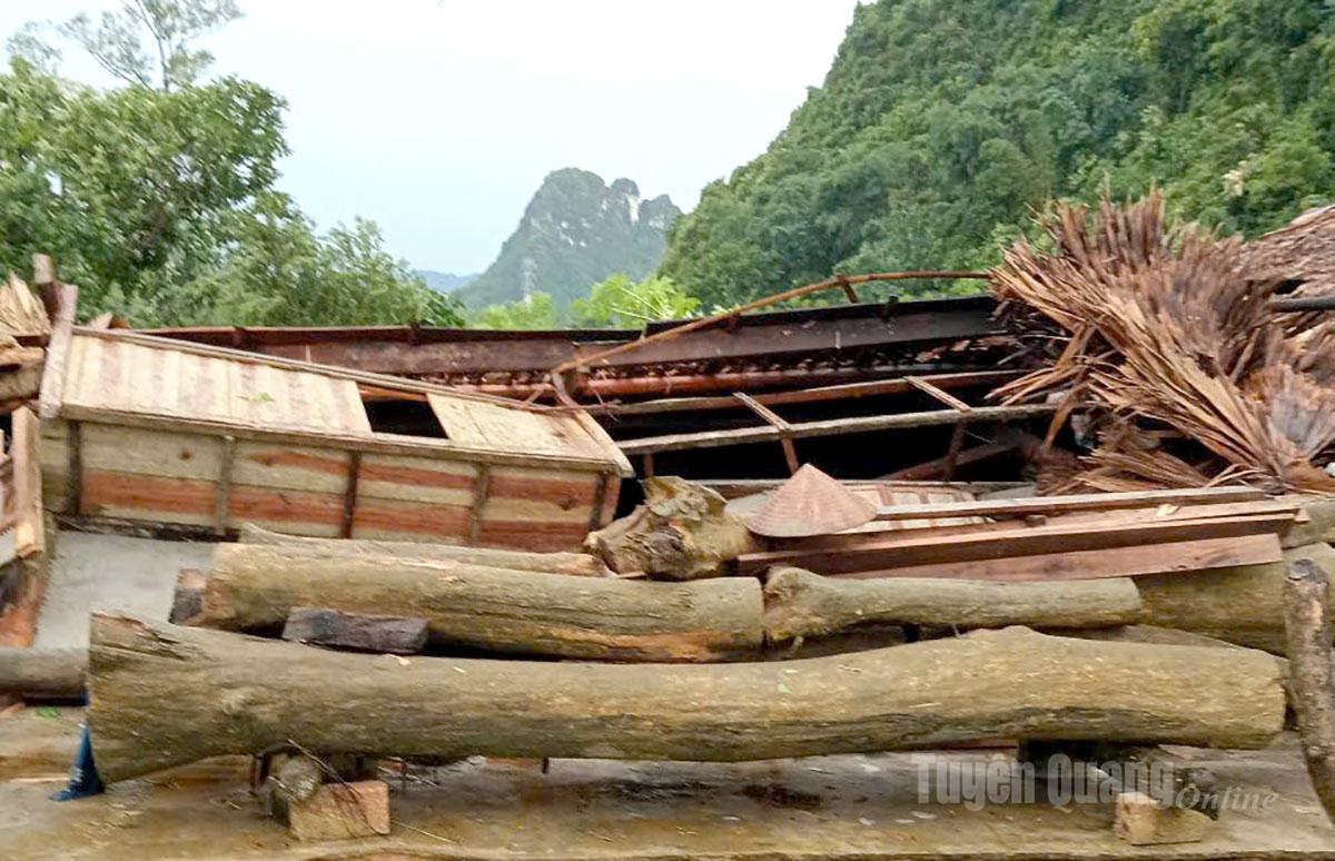 
1. Mưa lớn, dông lốc làm đổ hoàn toàn ngôi nhà của hộ gia đình ông Trăng Văn Huế, thôn Đồng Hương, xã Đồng Yên.