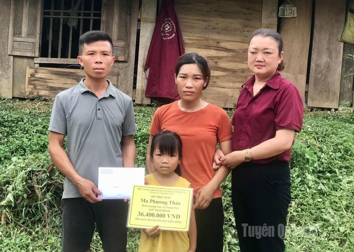 Báo và phát thanh, truyền hình Tuyên Quang cùng các nhà hảo tâm trao tặng tiền hỗ trợ cho gia đình cháu Ma Phương Thảo, thôn Lương Cải, xã Trung Sơn, tỉnh Tuyên Quang.