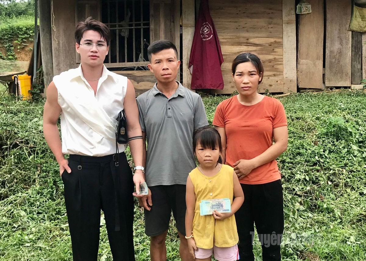Anh Nguyễn Mạnh Trường chủ kênh Titok Trường Chuối trao tiền hỗ trợ cháu Ma Phương Thảo.