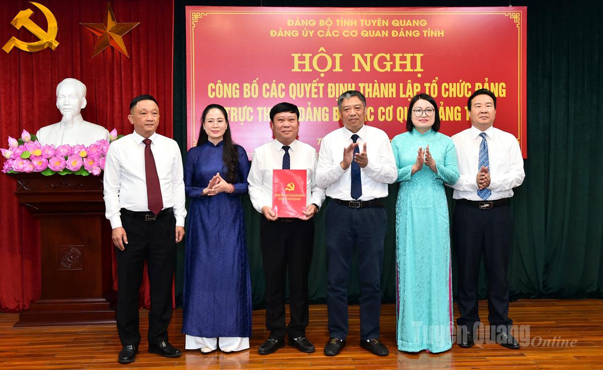 Đồng chí Nguyễn Hồng Trang, Phó Bí thư Thường trực chuyên trách Đảng bộ các cơ quan Đảng tỉnh trao quyến định chỉ định cấp ủy cho Đảng bộ Báo và Phát thành, Truyền hình tỉnh.