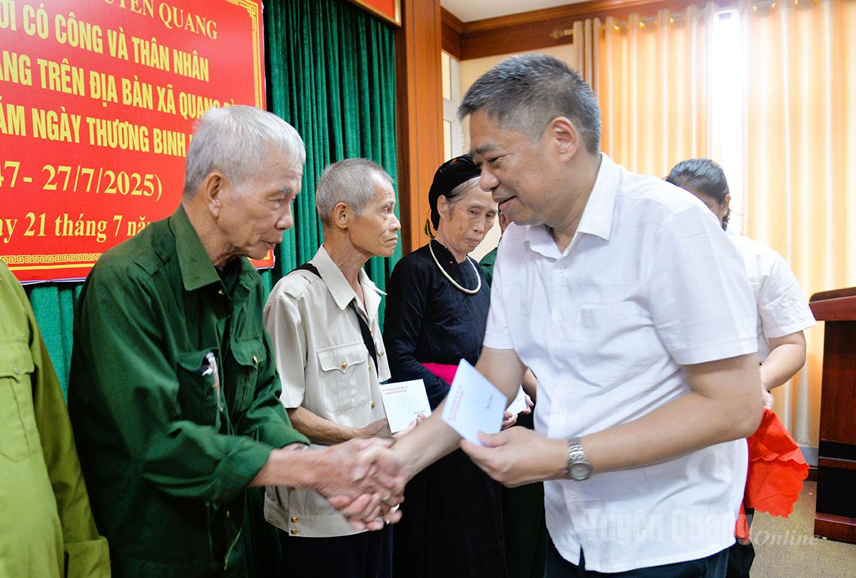 Đồng chí Nguyễn Hồng Trang, Phó Bí thư Thường trực chuyên trách Đảng ủy các cơ quan Đảng tỉnh tặng quà cho cựu chiến binh xã Quang Bình.
