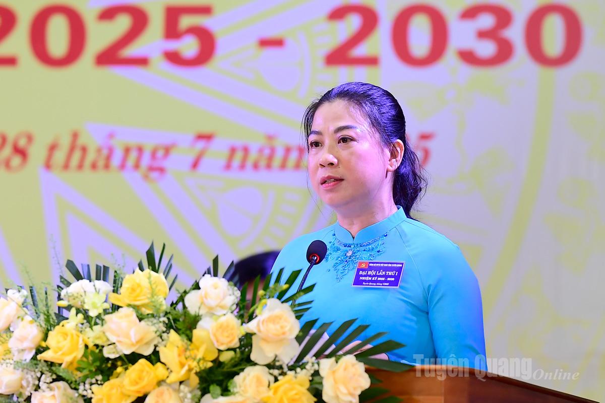 Đồng chí Lê Thị Kim Dung, Phó Bí thư Thường trực Tỉnh ủy, Bí thư Đảng ủy các cơ quan Đảng tỉnh phát biểu chỉ đạo Đại hội.