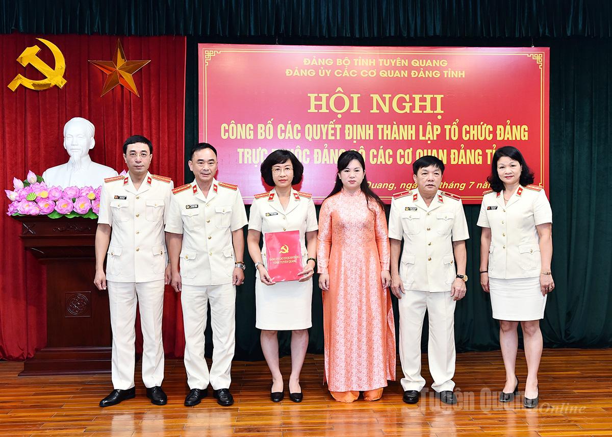 Các đồng chí Ban Thường vụ Đảng ủy Viện Kiểm sát nhân dân tỉnh nhận Quyết định công bố thành lập tổ chức Đảng.