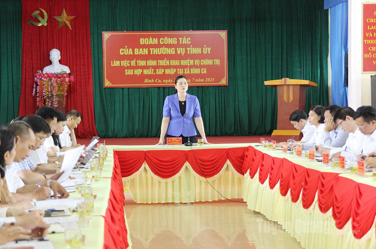 Đồng chí Ma Thị Thúy, Phó Trưởng Đoàn đại biểu Quốc hội hoạt động chuyên trách khóa XV tỉnh Tuyên Quang chủ trì buổi làm việc với xã Bình Ca.