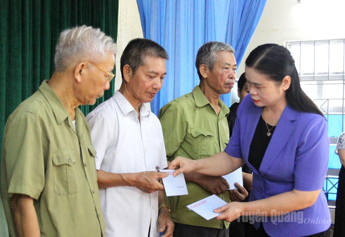 Đồng chí Phó Trưởng Đoàn đại biểu Quốc hội hoạt động chuyên trách khóa XV tỉnh Tuyên Quang Ma Thị Thúy tặng quà thương binh, bệnh binh, gia đình chính sách xã Bình Ca.