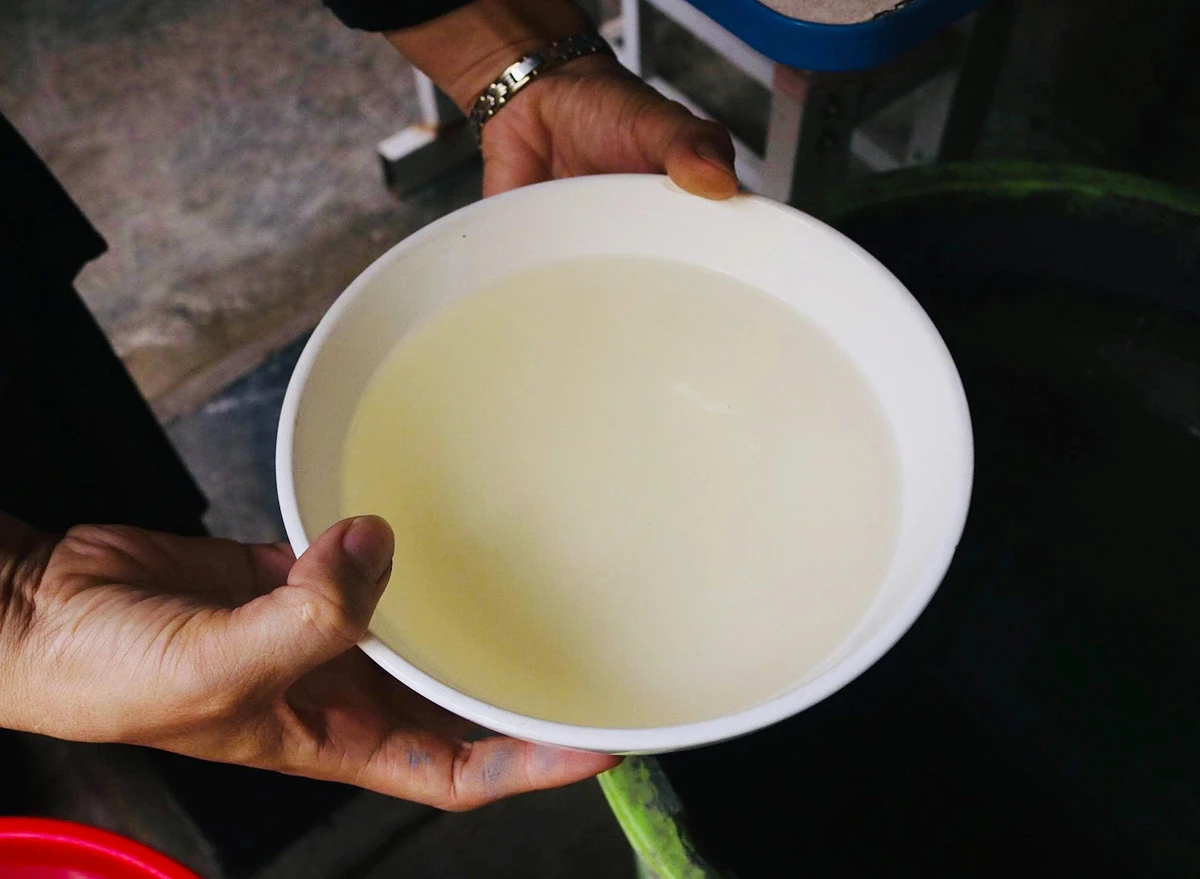 Nước gio là nguyên liệu không thể thiếu trong quy trình làm bánh gio, được lọc từ tro đốt vỏ các loại cây như bưởi, xoan, vừng… cho ra thứ nước trong có màu hổ phách đặc trưng.