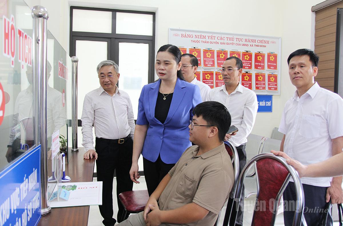 Đồng chí Ma Thị Thúy, Phó Trưởng Đoàn đại biểu Quốc hội hoạt động chuyên trách khóa XV tỉnh Tuyên Quang kiểm tra, khảo sát tại Trung tâm phục vụ hành chính công xã Thái Bình.