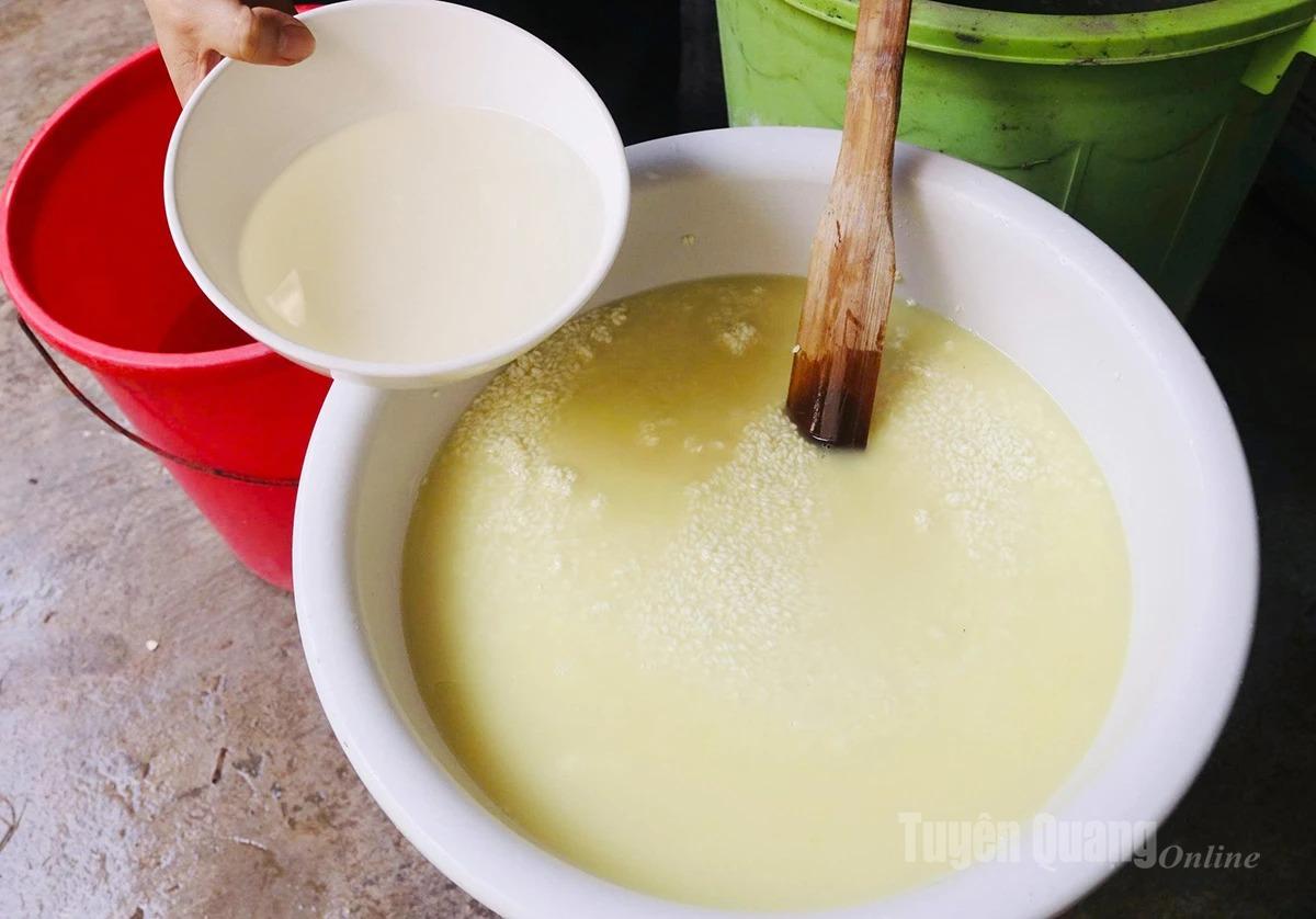 After being filtered, gio water is used to soak the glutinous rice overnight. The rice is rinsed thoroughly with clean water, mixed with a little salt, and left to drain.