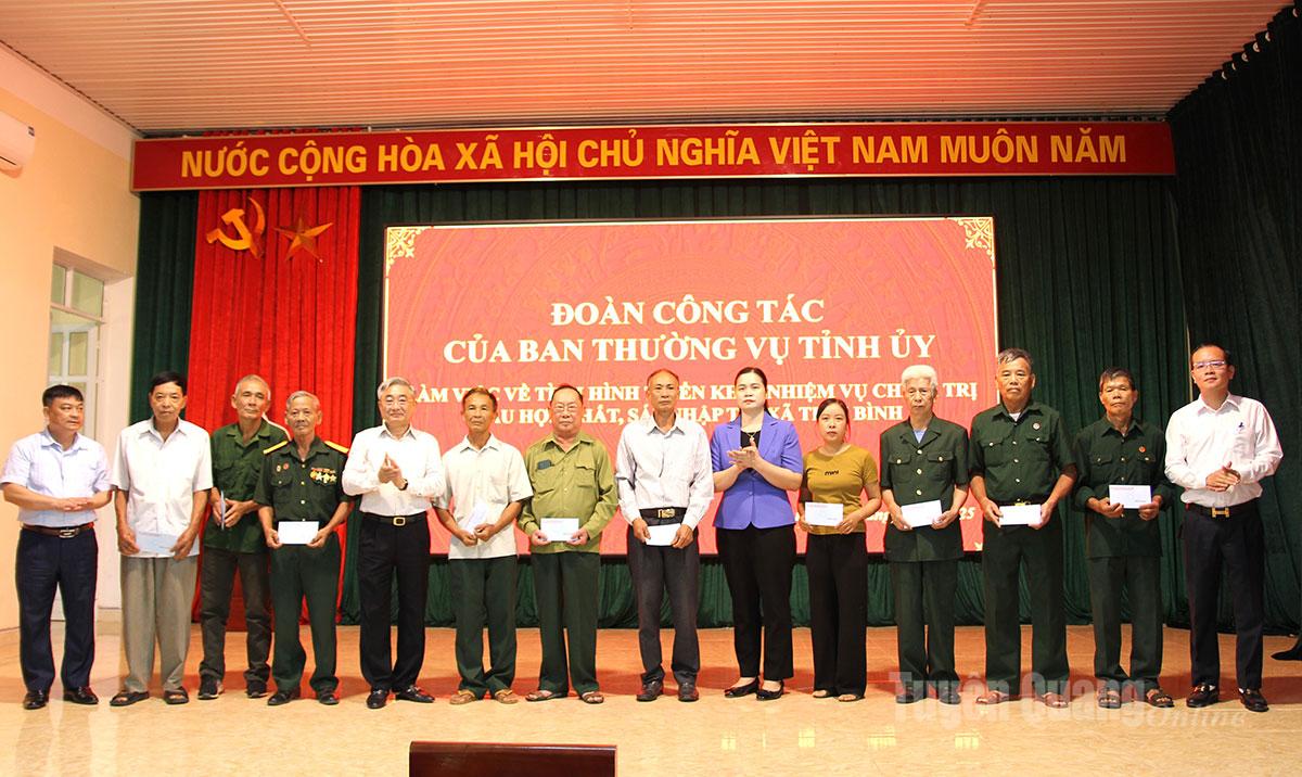 Đồng chí Phó Trưởng Đoàn đại biểu Quốc hội hoạt động chuyên trách khóa XV tỉnh Tuyên Quang Ma Thị Thúy tặng quà thương binh, bệnh binh, gia đình chính sách xã Thái Bình.
