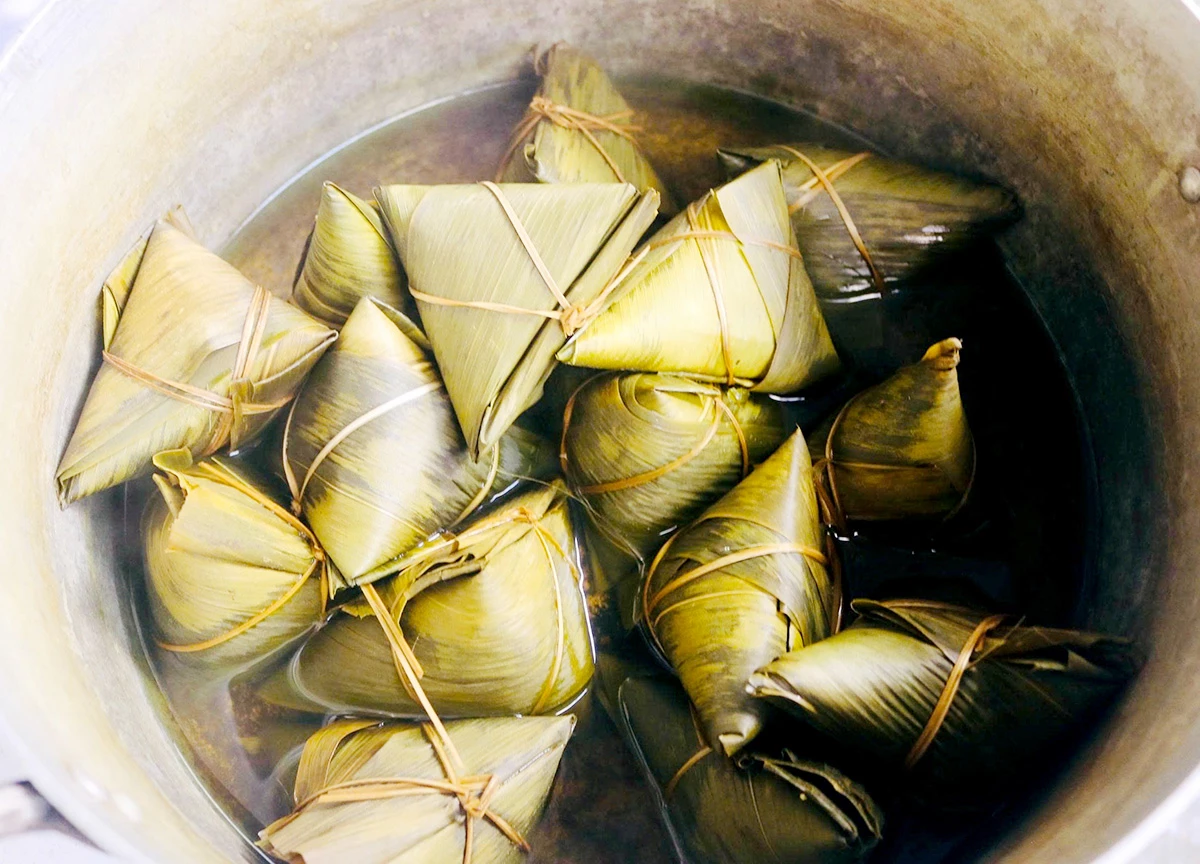 Bánh được đổ ngập nước, thêm chút nước gio vào nồi nước luộc để tạo hương vị đặc trưng và luộc từ 3 - 5 giờ rồi vớt bánh để nguội.