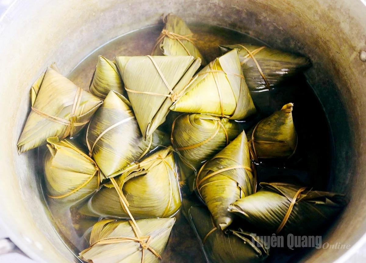 The cakes are boiled in a pot filled with water for 3 to 5 hours, then removed and left to cool naturally.