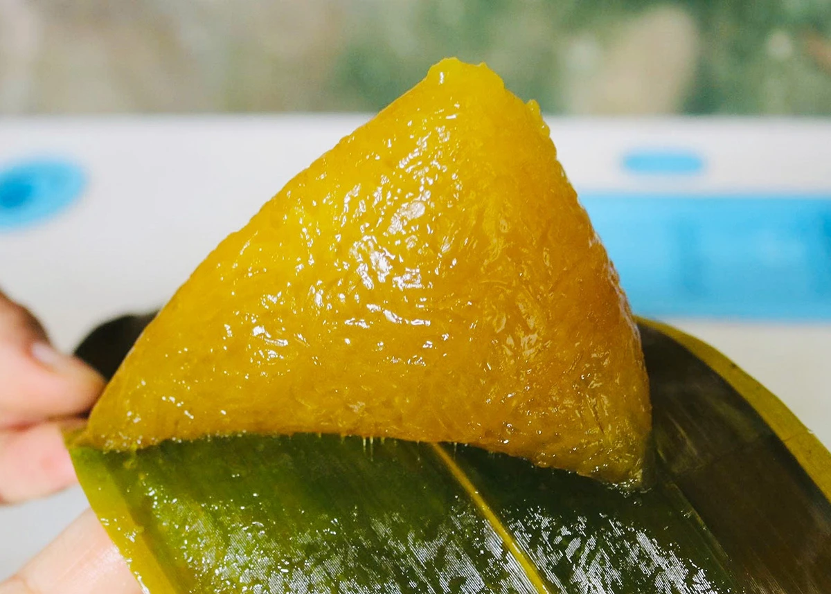 Bánh gio sau khi chín, những hạt gạo nếp dẻo quánh kết dính vào nhau tạo thành khối mịn chắc, bề mặt bánh trong nhẹ, ánh lên màu vàng óng đặc trưng.