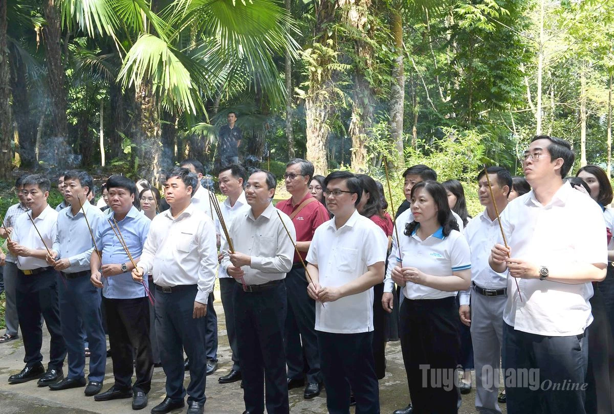 Đoàn công tác Tạp chí Cộng sản dâng hương tưởng niệm các anh hùng liệt sĩ tại Khu di tích lịch sử quốc gia đặc biệt Kim Bình. Ảnh: Huy Hoàng