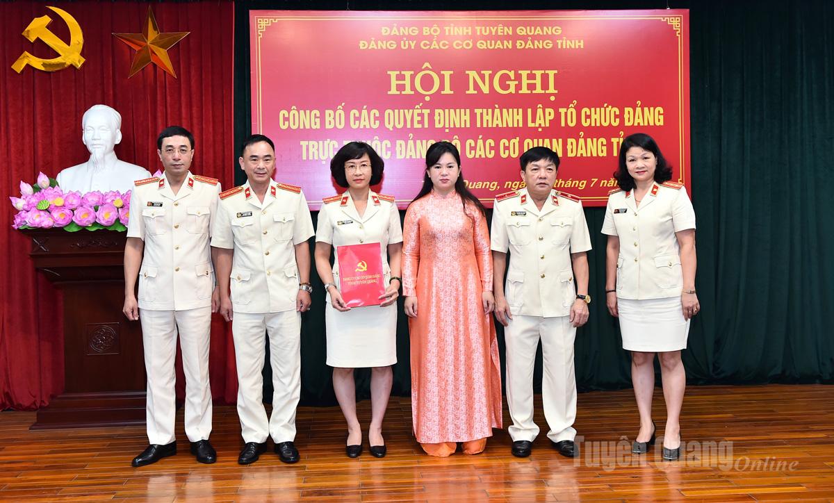 Đồng chí Nguyễn Thị Hường, Phó Bí thư Đảng ủy các cơ quan Đảng tỉnh trao quyết định chỉ định cấp ủy cho Đảng bộ Viện Kiểm sát nhân dân tỉnh.