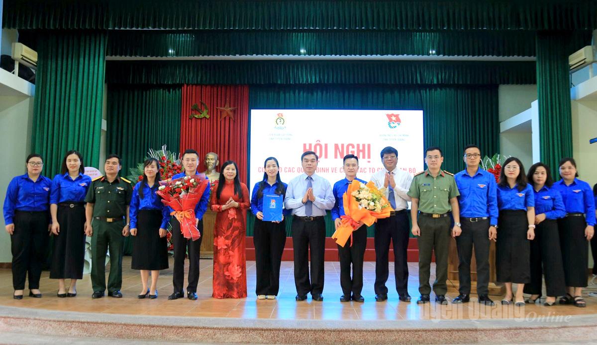Lãnh đạo tỉnh tặng hoa Ban Thường vụ, Ban Chấp hành, Uỷ ban Kiểm tra lâm thời Đoàn TNCS Hồ Chí Minh tỉnh Tuyên Quang.