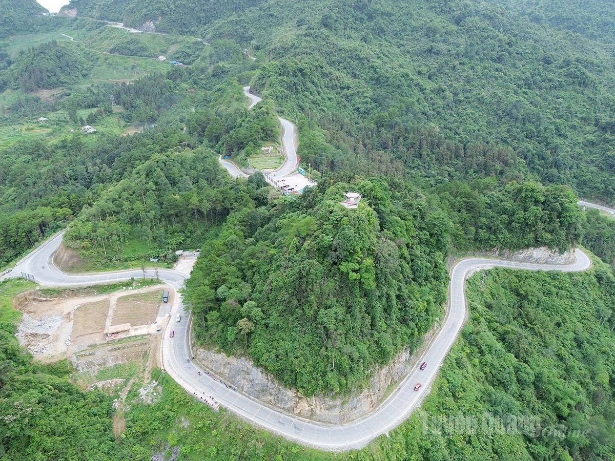 The winding turns of Quan Ba Heaven Gate offer an exciting experience for adventure seekers and travelers.