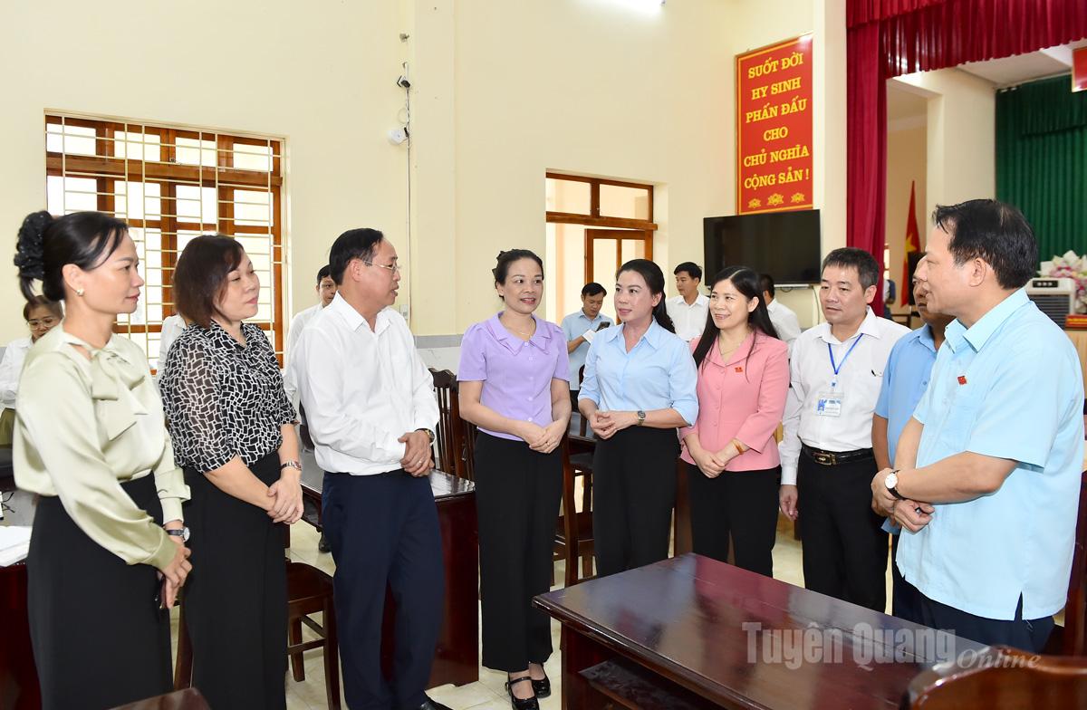 Đồng chí Lê Thị Kim Dung, Phó Bí thư Thường trực Tỉnh ủy nói chuyện với cán bộ và cử tri xã Yên Phú.