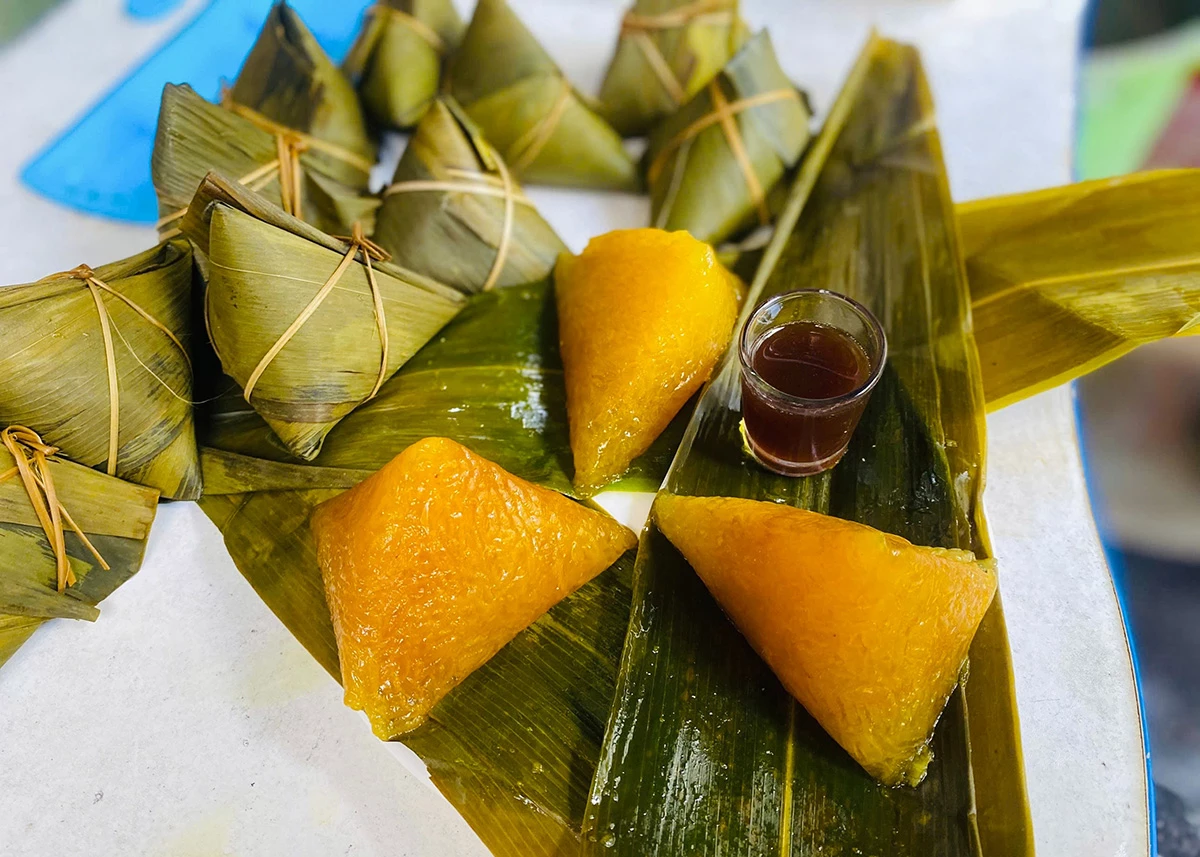 Bánh gio thường được ăn với đường hoặc mật mía. Vị bánh thanh mát, mềm dẻo quyện cùng mật thơm, tạo dư vị ngọt ngào thân thuộc.