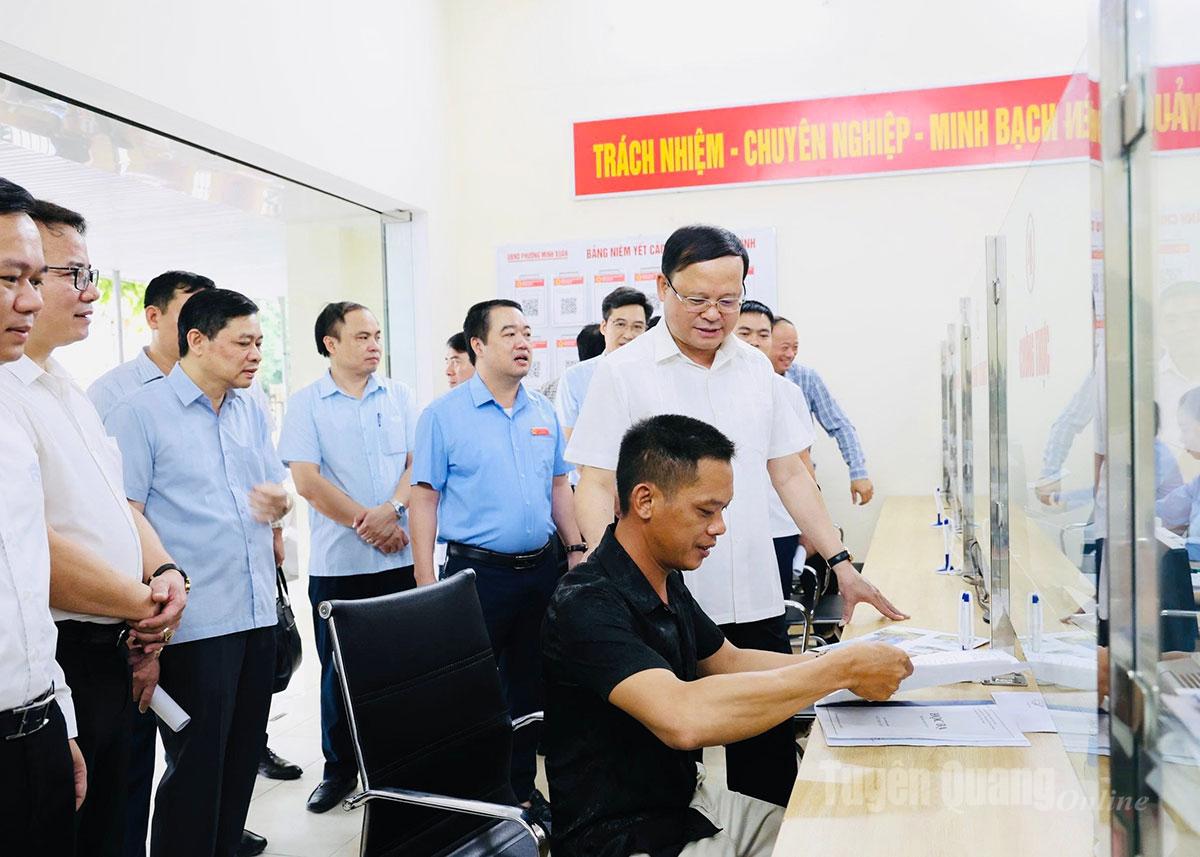 Phó Chủ tịch UBND tỉnh Nguyễn Mạnh Tuấn kiểm tra tại Trung tâm phục vụ hành chính công phường Minh Xuân.