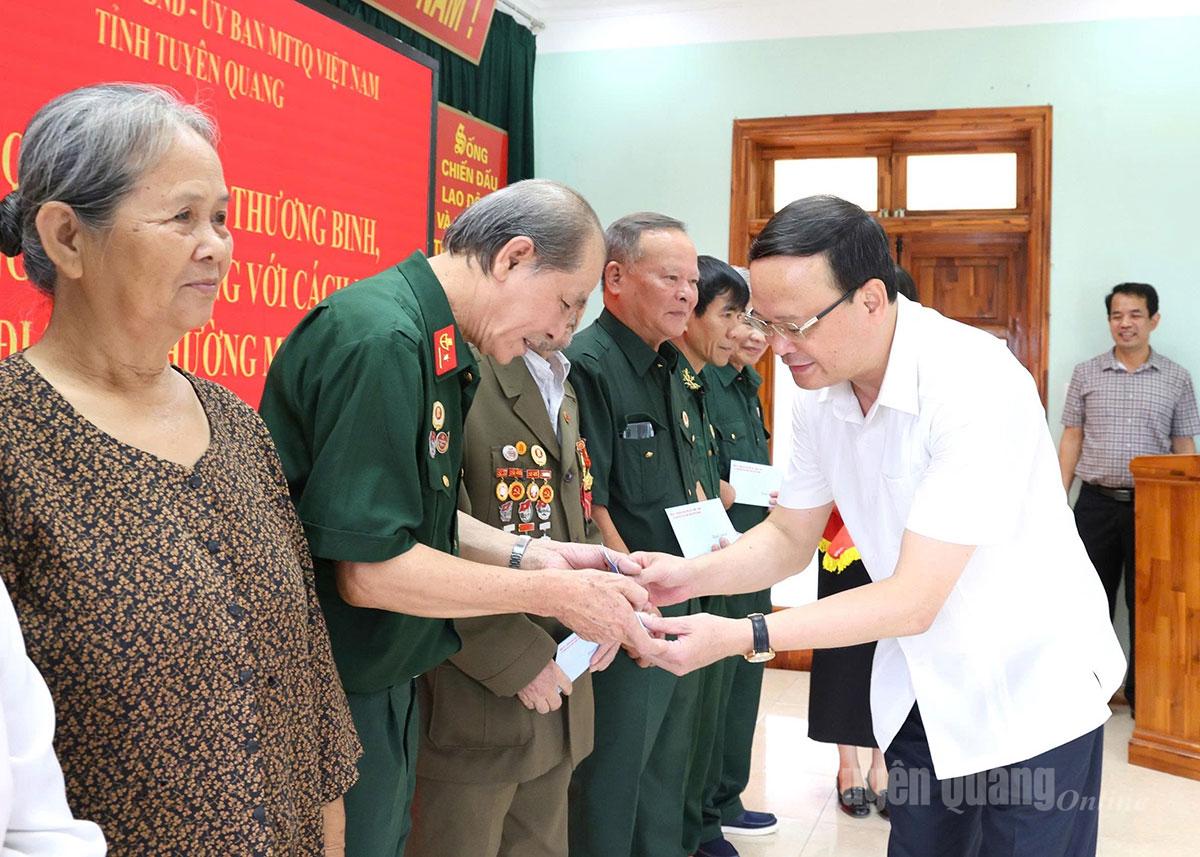 Phó Chủ tịch UBND tỉnh Nguyễn Mạnh Tuấn tặng quà cho các gia đình thương binh, liệt sĩ, người có công với cách mạng.