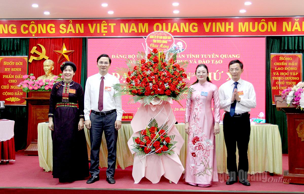 Lãnh đạo Đảng ủy UBND tỉnh tặng hoa chúc mừng Đại hội.