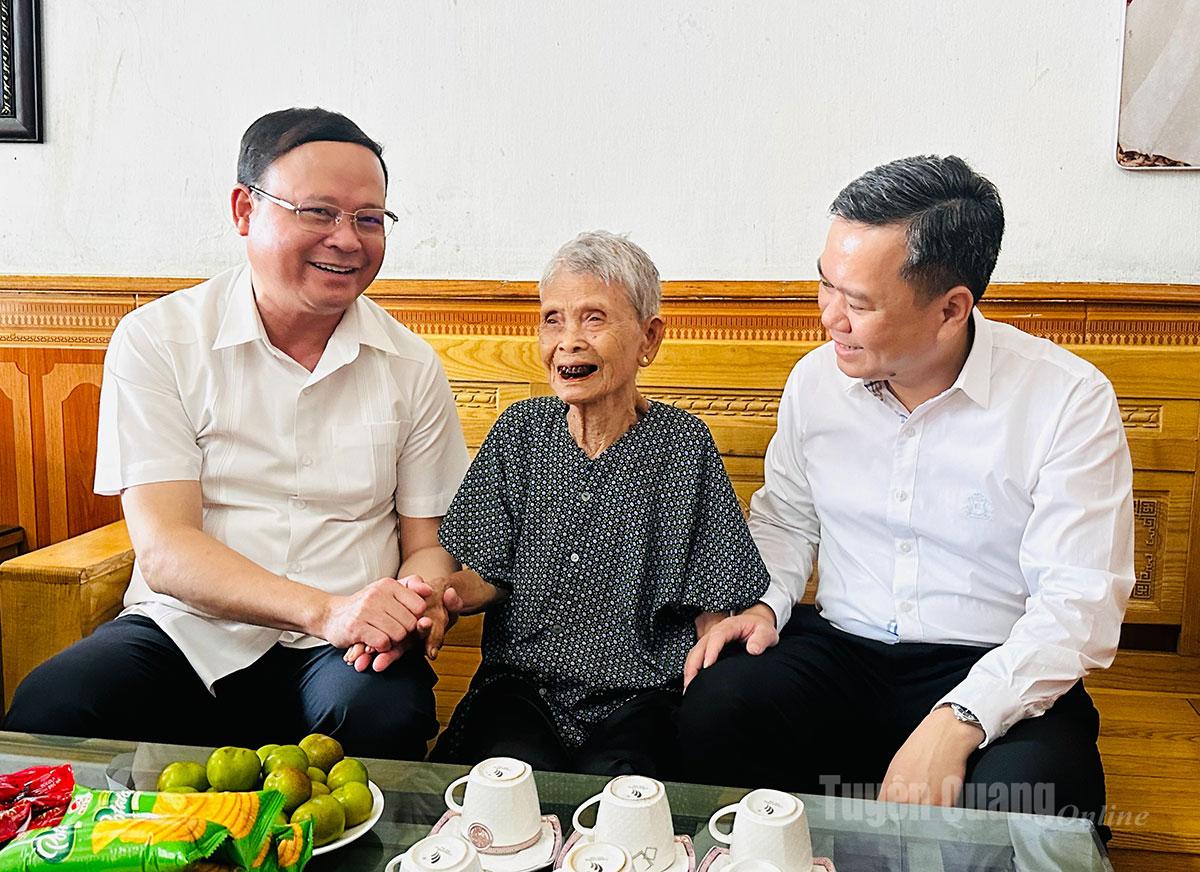 Đồng chí Phó Chủ tịch UBND tỉnh Nguyễn Mạnh Tuấn thăm và tặng quà Mẹ Việt Nam Anh hùng Lâm Thị Giã, tổ dân phố Kim Phú 4, Phường Minh Xuân.