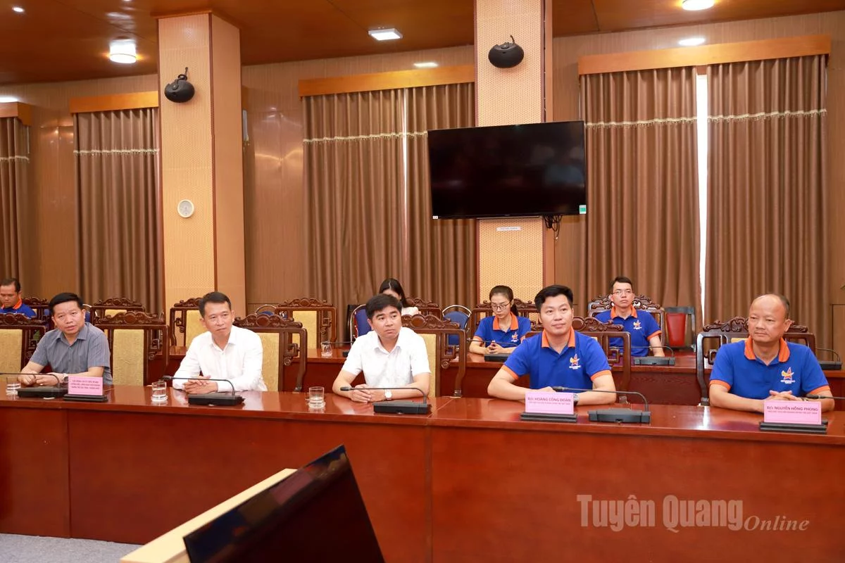 Các đại biểu Đoàn công tác Hội Doanh nhân trẻ tại buổi gặp mặt.