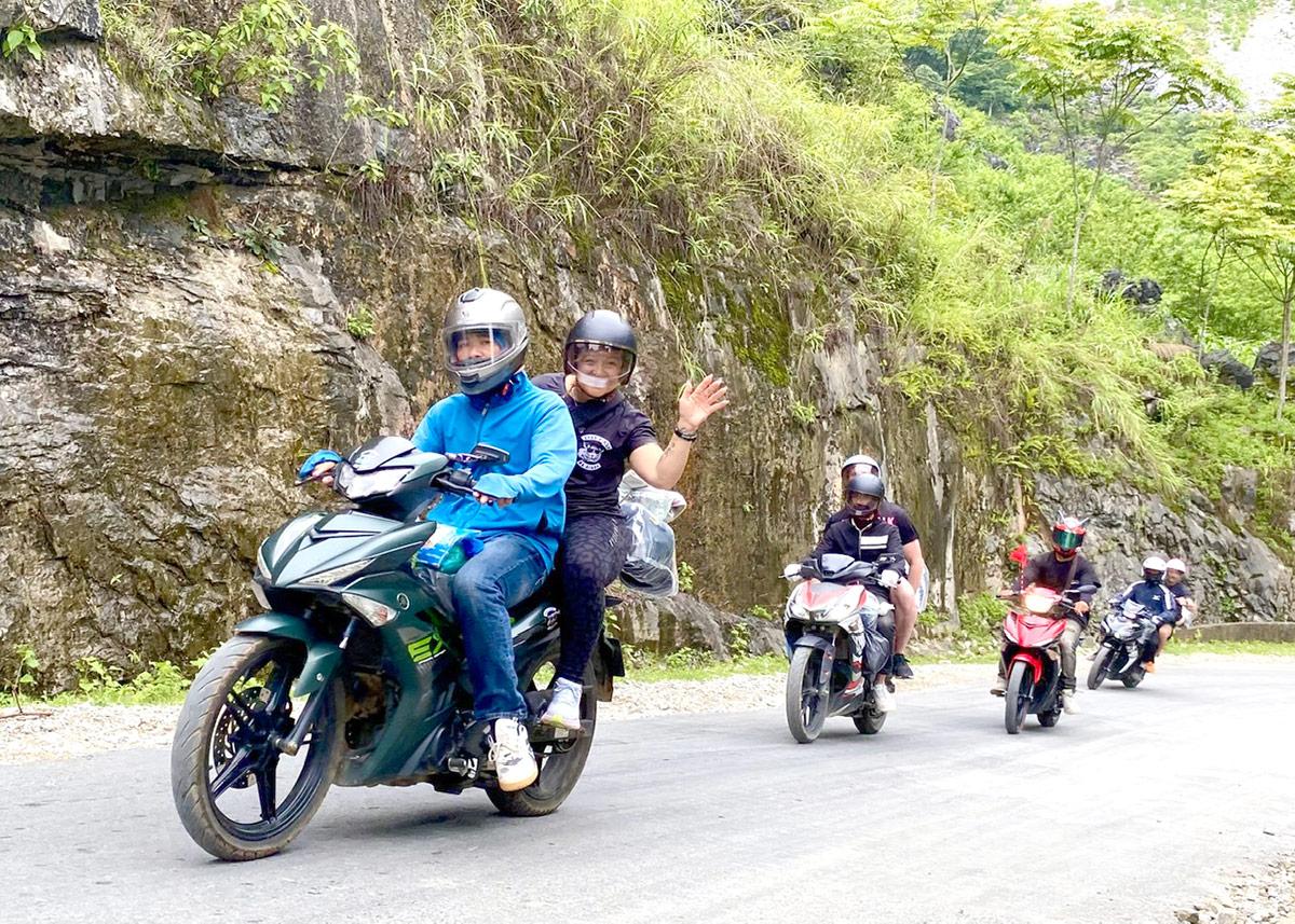 Travelers pass through Quan Ba Heaven Gate to explore the Dong Van Stone Plateau Global Geopark.