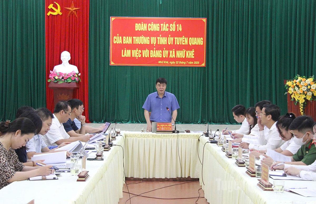 Đồng chí Phó Chủ tịch UBND tỉnh Hoàng Gia Long phát biểu tại buổi làm việc.