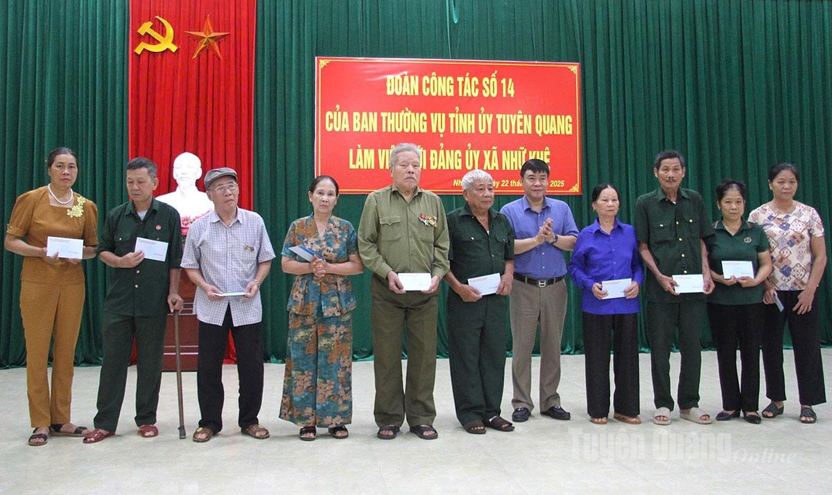 Nhân dịp kỷ niệm Ngày Thương binh, Liệt sĩ 27- 7, đồng chí Phó Chủ tịch UBND tỉnh Hoàng Gia Long tặng quà các gia đình chính sách, người có công trên địa bàn xã Nhữ Khê.