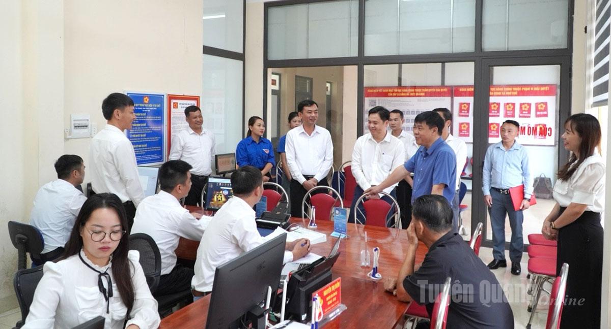 Đoàn công tác số 14 kiểm tra tại Trung tâm phục vụ hành chính công xã Nhữ Khê.