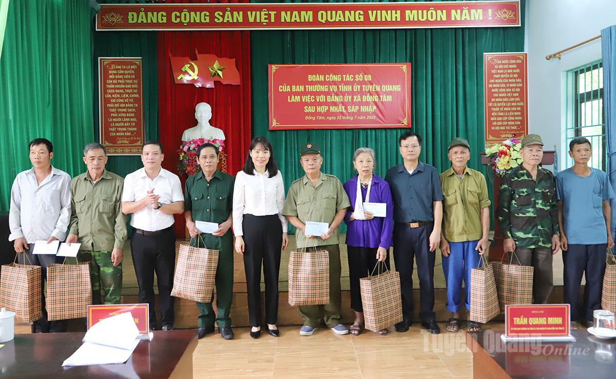 Đồng chí Trần Quang Minh, Ủy viên Ban Thường vụ Tỉnh ủy, Chủ nhiệm Ủy ban Kiểm tra Tỉnh ủy và thành viên đoàn công tác trao quà của tỉnh cho các gia đình chính sách, người có công trên địa bàn xã Đồng Tâm.