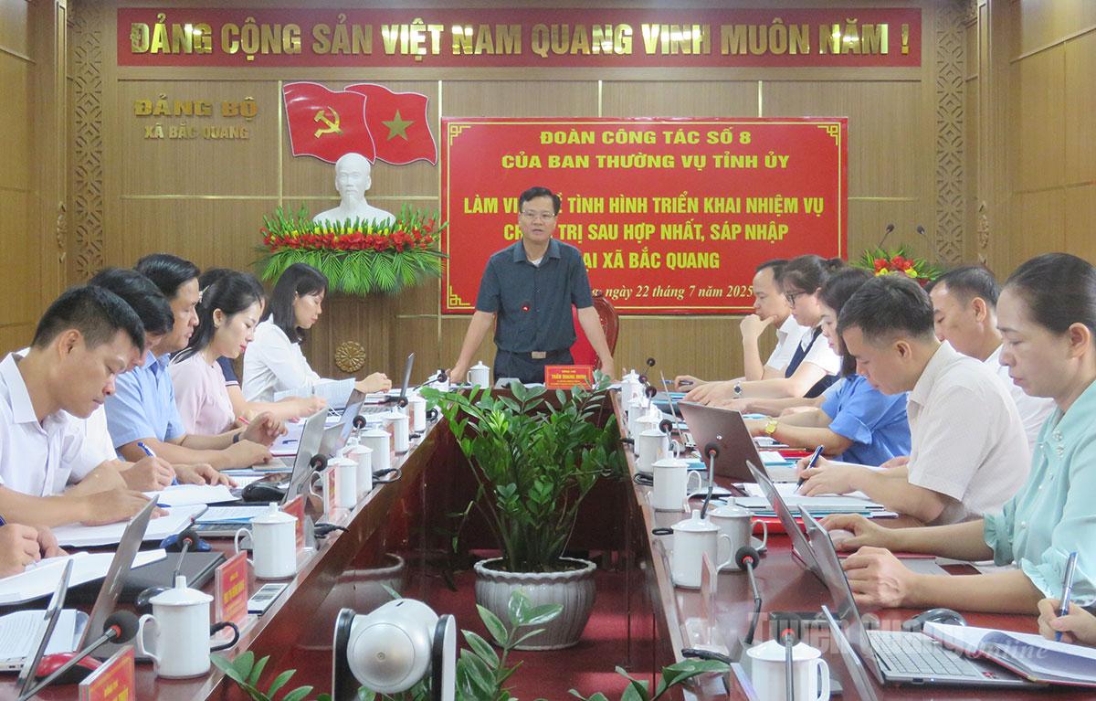 Đồng chí Trần Quang Minh, Ủy viên Ban Thường vụ Tỉnh ủy, Chủ nhiệm Ủy ban Kiểm tra Tỉnh ủy làm việc tại xã Bắc Quang.