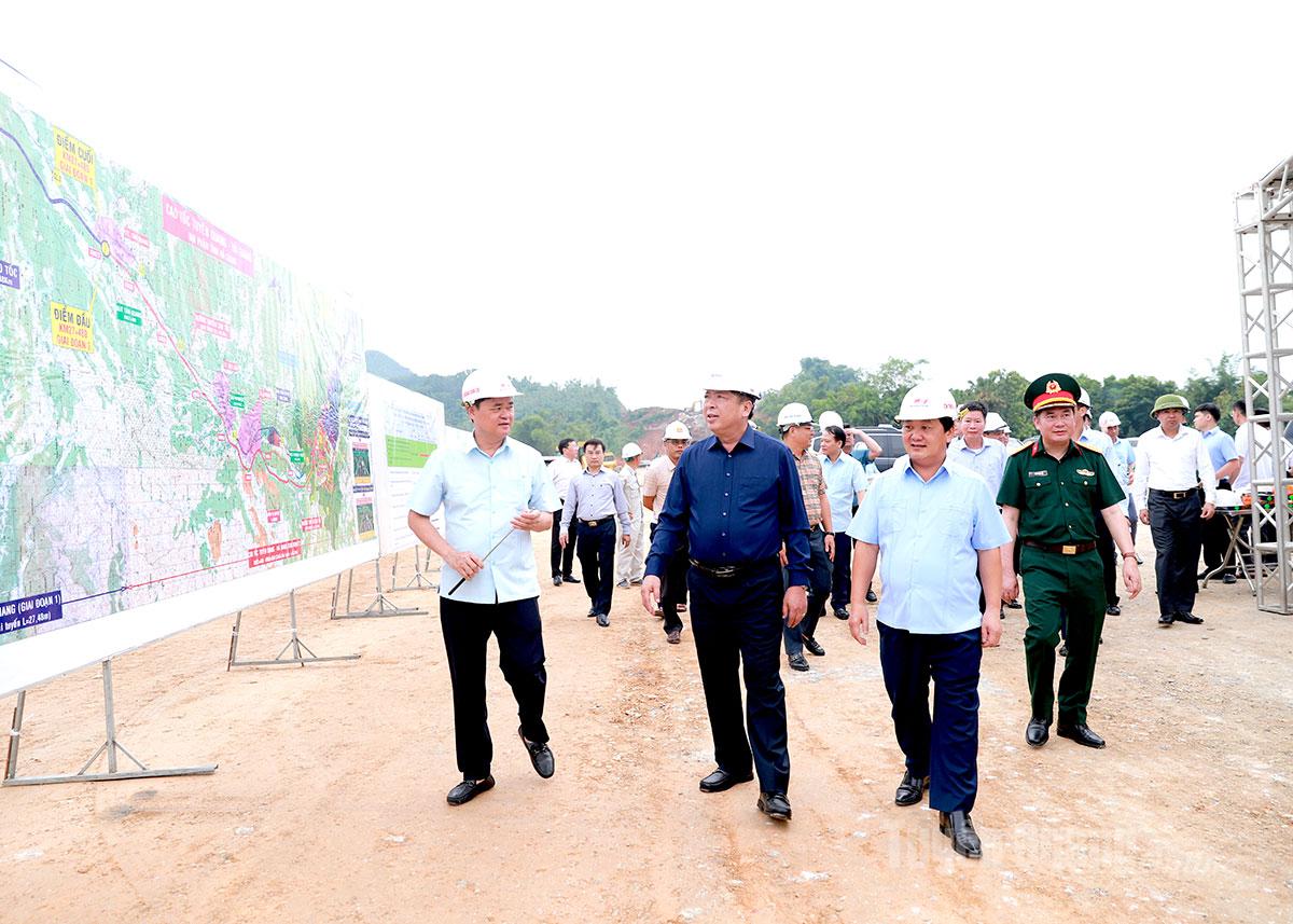 Minister Tran Hong Minh and Provincial Party Secretary Hau A Lenh inspected the projects progress at the National Highway 37 interchange.