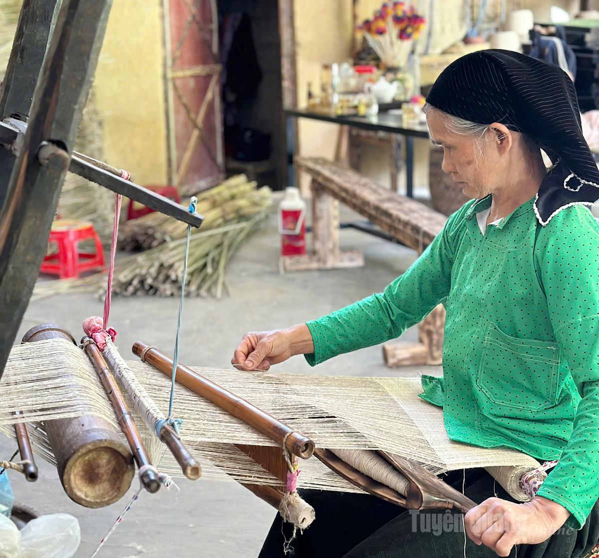 Ms. Vang Thi Sua, a 66-year-old woman from Dong Van commune, who has been weaving flax for over 50 years, shared: “Every H’mong woman learns how to weave flax by the age of 14 or 15. But to weave smooth, beautiful linen fabric requires real craftsmanship - not everyone can achieve that level of finesse.”