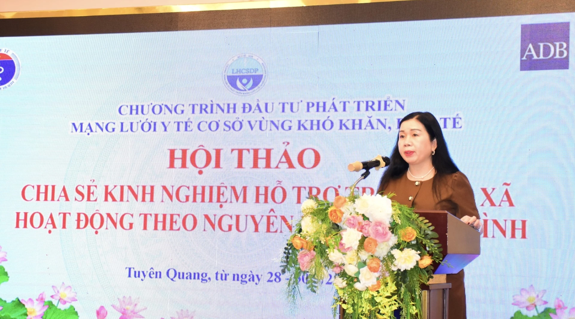 PGS.TS Phan Lê Thu Hằng, Giám đốc Chương trình Chương trình Đầu tư phát triển mạng lưới y tế cơ sở vùng khó khăn phát biểu tại hội thảo.